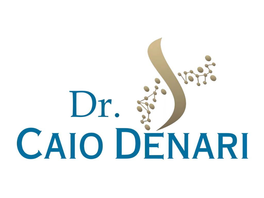 Dr. Caio Denari, médico, de braços cruzados e com estetoscópio no pescoço